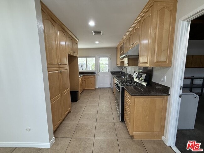 Building Photo - 20224 Kinzie St