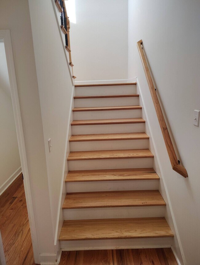 Building Photo - 944 33rd Ave N