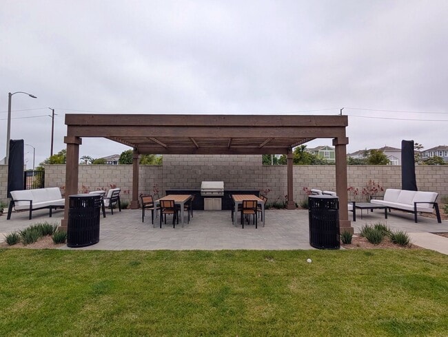 Building Photo - Modern coastal living on Main Street, Huntington Beach!