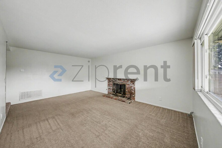 Building Photo - Unit