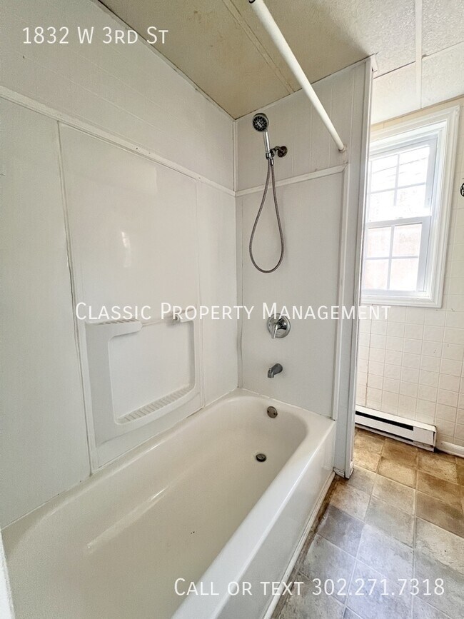 Building Photo - 1832 W 3rd St