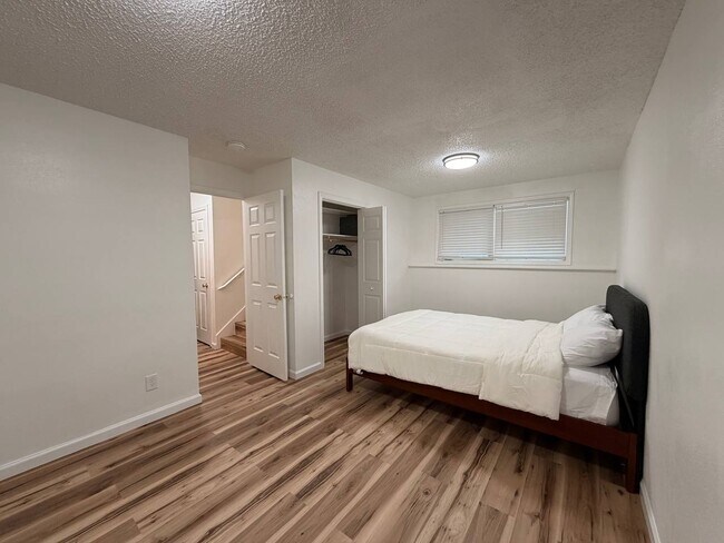 Building Photo - 2000 Blueberry St