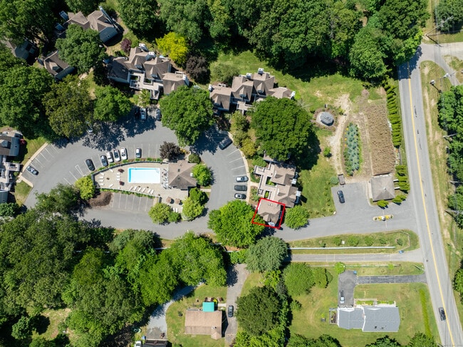 Building Photo - 2124 Old Pond Ln