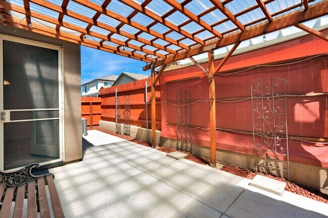 Building Photo - MOVE IN READY!! 3 BEDROOM 2 BATH HOME