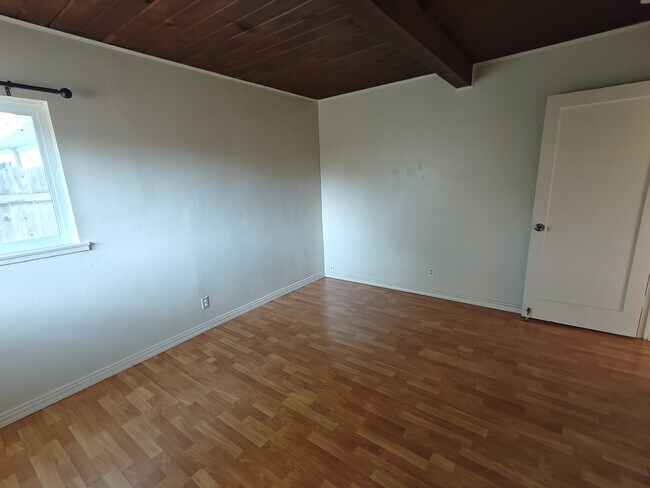 Building Photo - 263 Elmwood Ln