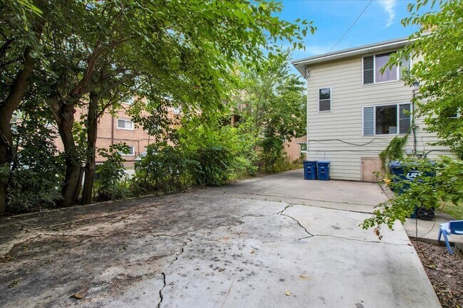 Building Photo - 1017 S 14th Ave