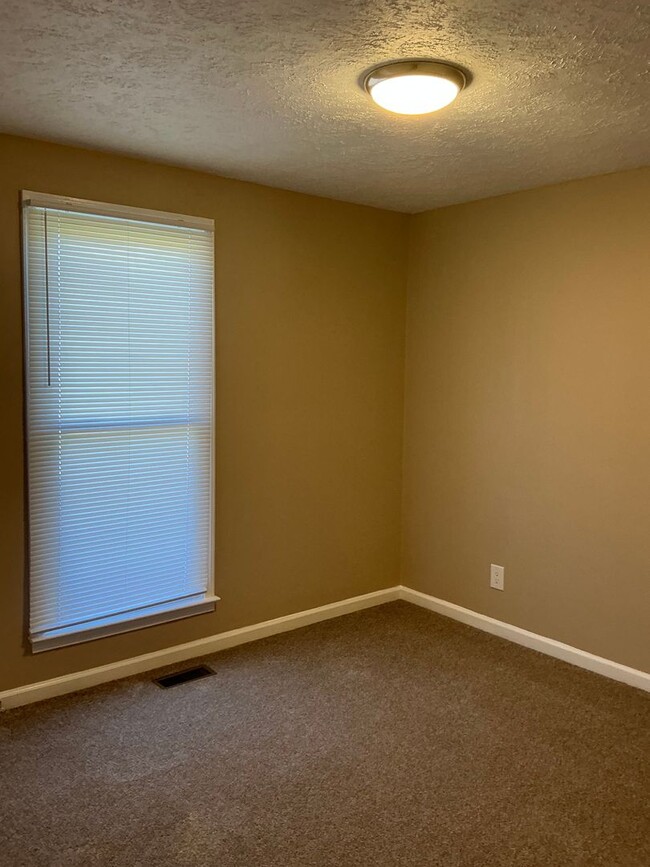 Building Photo - 101 Shady Maple Dr
