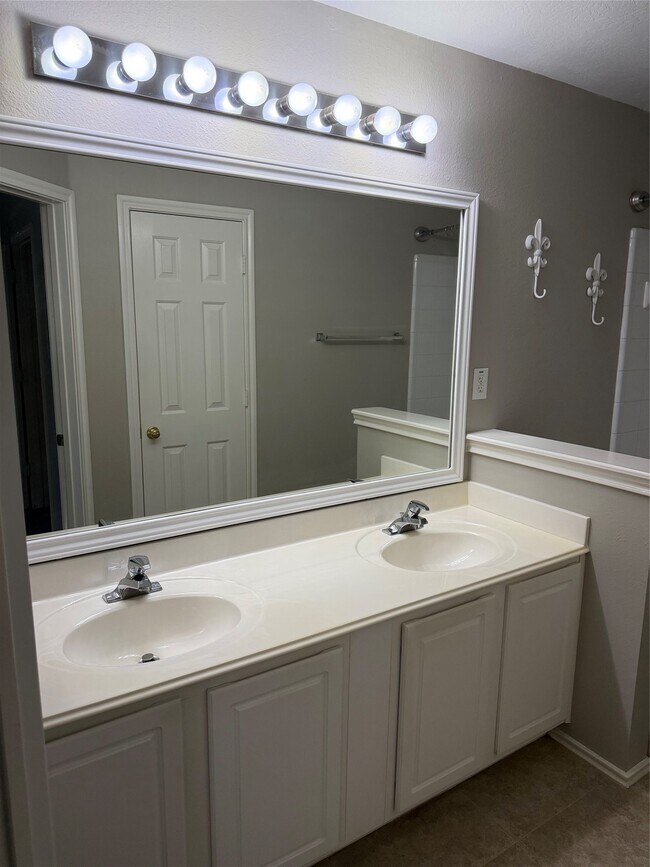Building Photo - 46 Wineberry Pl