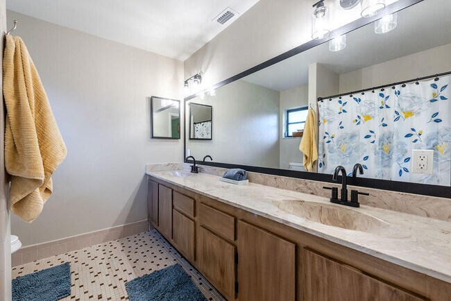 Building Photo - 4143 Palm Forest Dr N