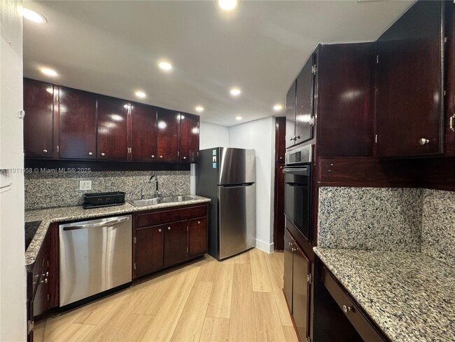 Building Photo - 999 Brickell Bay Dr