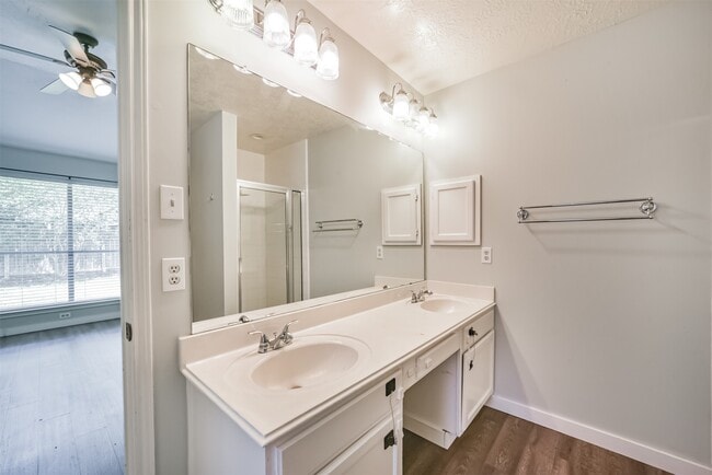 Building Photo - 1021 N Sunset Dr