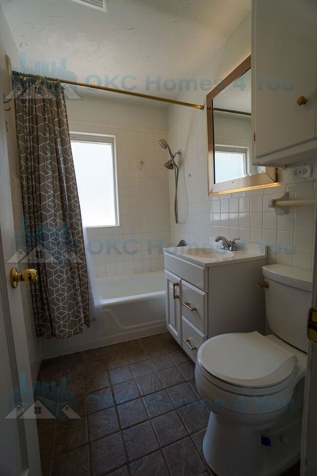 Building Photo - Stylish, Updated 2 Bedroom House!