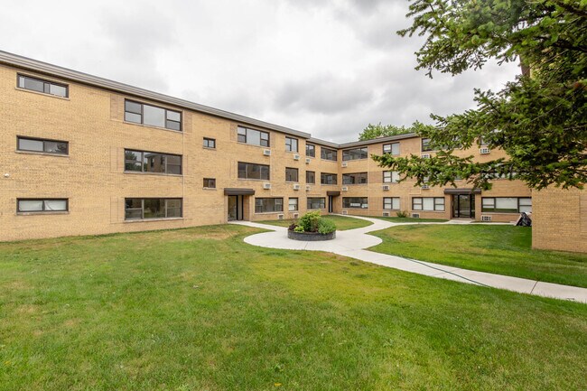 Primary Photo - 6801 N Ridge Blvd