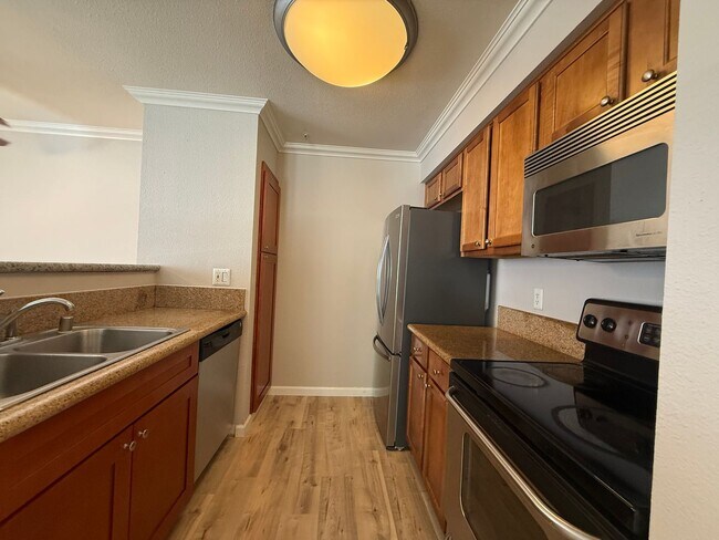 Building Photo - 2 BR/2BA Condo close to shopping, restaurants and beaches