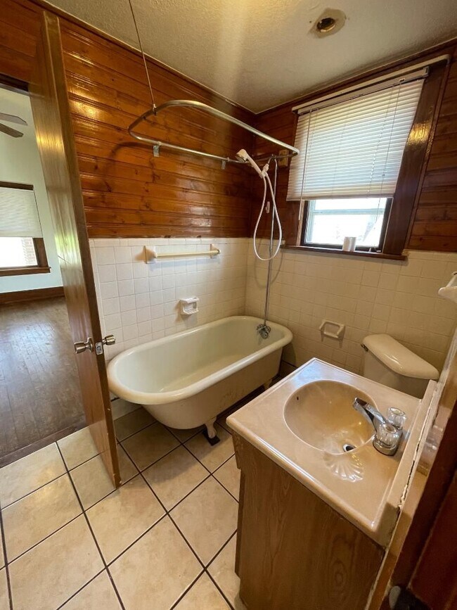 Building Photo - ADORABLE 2 BEDROOM 1 BATHROOM HOUSE IN CENTRAL NORMAN