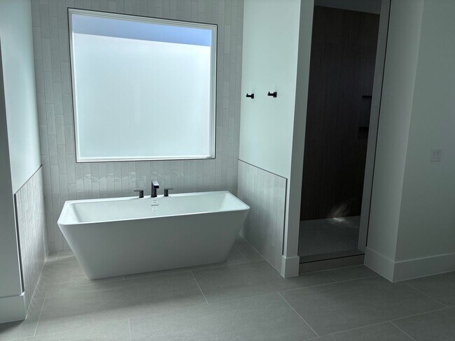 Building Photo - Beautiful 5 bed 4 bath home in Desert Canyon