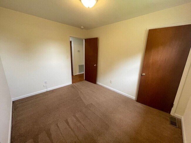 Building Photo - Dublin, 3 BR / 1 BA Available 11/17