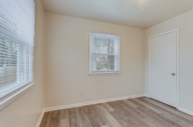 Building Photo - 2414 Emlong St