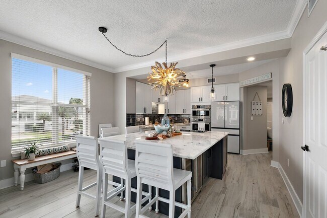 Building Photo - Remodeled Condo with Ocean Breezes!