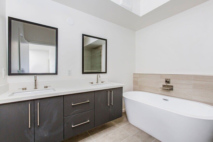 Building Photo - 2017 S Redondo Blvd