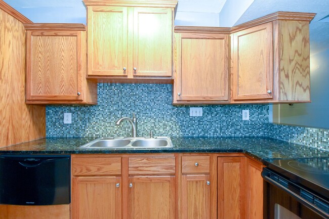 Building Photo - NICE 2 BEDROOM 1.5 BATH CONDO IN GREENWAY ...