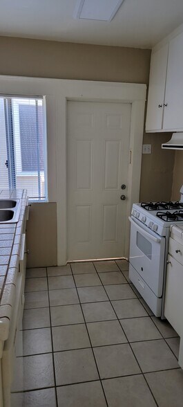 Kitchen - 6 Esperanza Ave