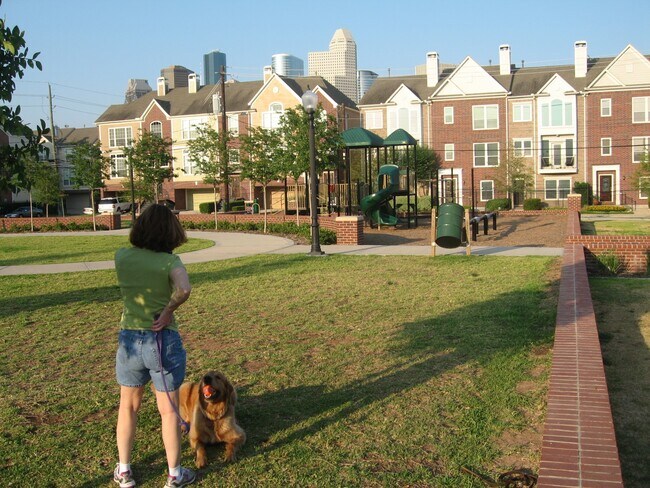 Building Photo - 2104 Gillette St