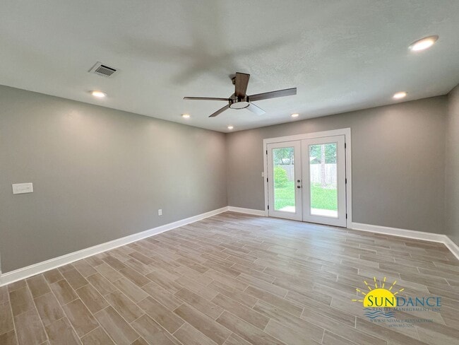 Building Photo - Inviting 3 Bedroom Home in Crestview Near Downtown & I-10!