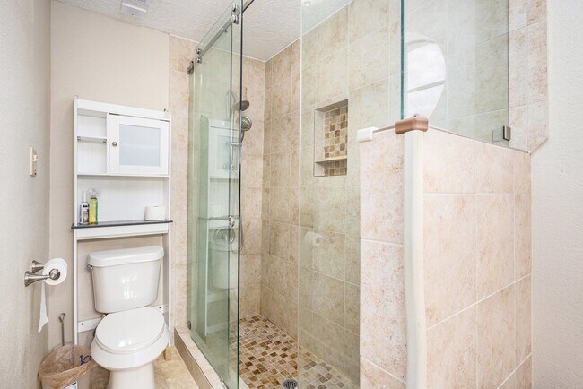 Building Photo - 800 Country Pl Dr