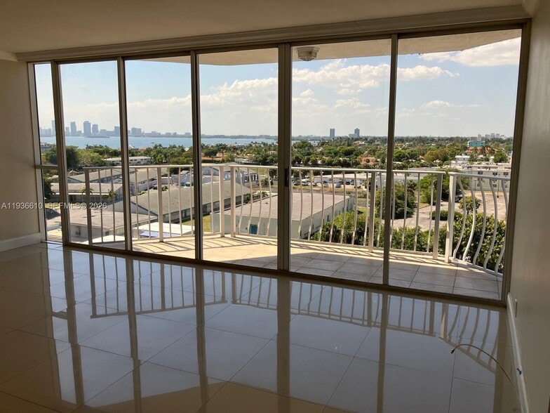 Building Photo - 7601 E Treasure Dr