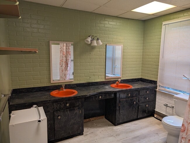 Building Photo - 23 1/2 Church St