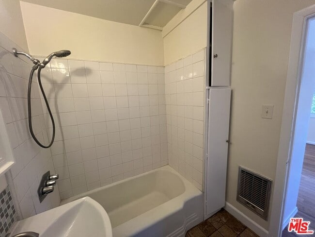 Building Photo - 2019 Cypress Ave.