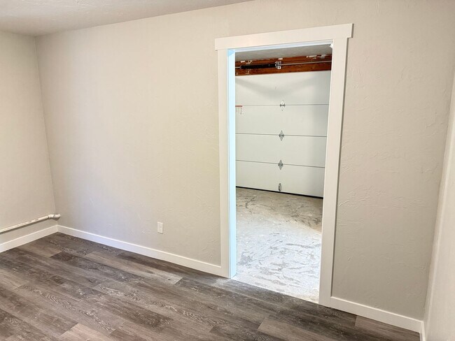 Building Photo - New 2 bed 1 1/2 bath duplex in Springfield!