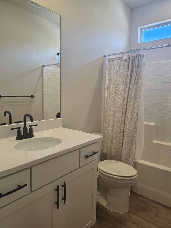Building Photo - 3 Bedroom Plus Den Rambler in Arborwood!
