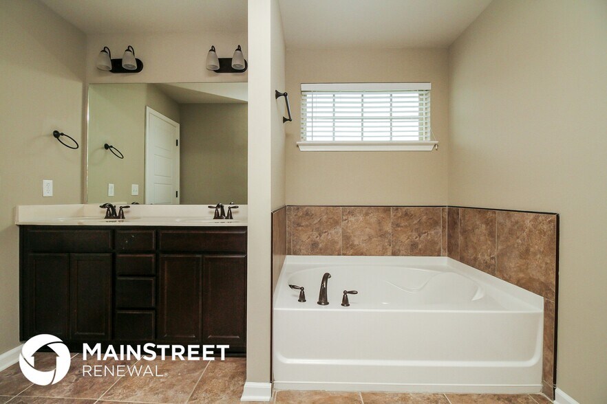 Building Photo - 160 Lyndhurst Dr