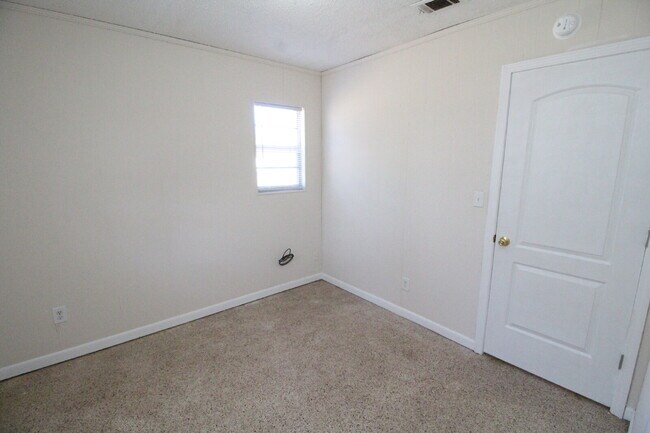 Building Photo - Private 2BR/1BA Duplex with Washer/Dryer H...