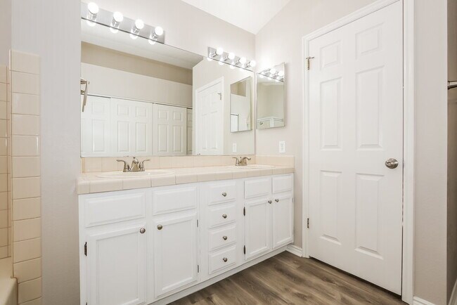 Building Photo - 1733 Toltec Cir