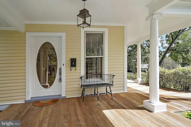 Building Photo - 1503 Russell Rd