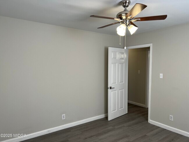 Building Photo - 4075 Meadowbrook Dr