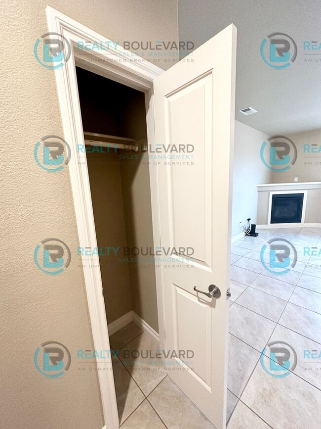 Building Photo - Beautiful 3 Bedroom located in Cold Springs!