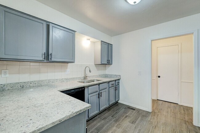 Building Photo - 3 bedroom 2.5 bath - NW Highway and Rockwell