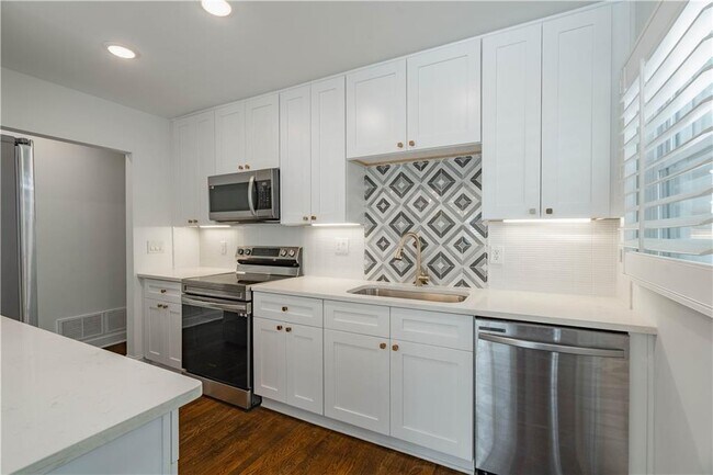 Building Photo - 3860 Carlton Dr