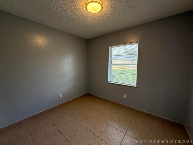 Building Photo - 5006 Sanibel Ave
