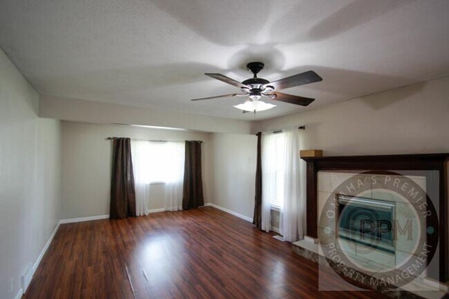 Building Photo - Huge 4-bedroom, 4-bath home