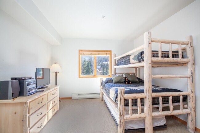 Building Photo - Evolve Real Estate: 3-6 Mos Lease Only Large Fully Furnished Condo Walking Distance to Keystone V...