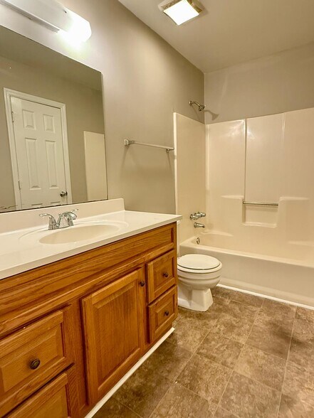 Building Photo - 799 Joseph Club Dr SW