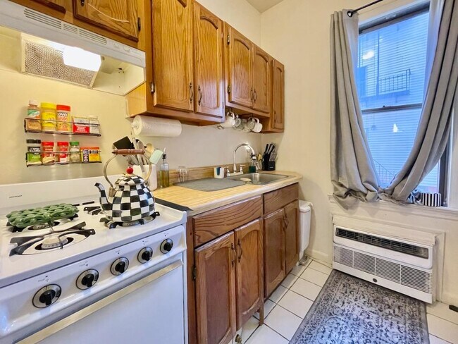 Building Photo - 707 Adams St