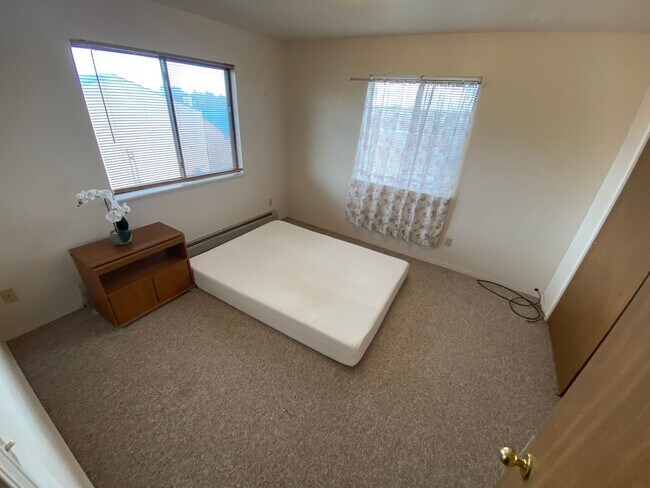 Building Photo - Top Corner, One Bedroom Apt in Bayfield