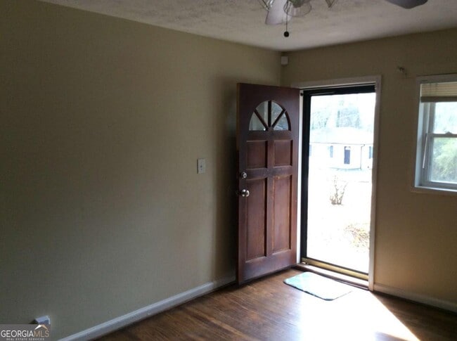 Building Photo - 105 E Mimosa Dr