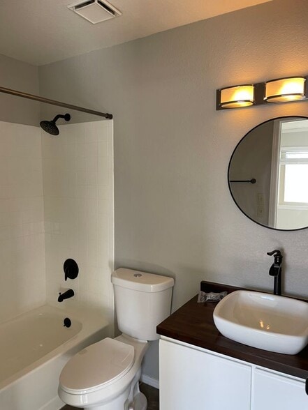 Building Photo - 2320 Villa Rosa Dr